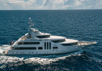 Acta Yacht Charter in Miami